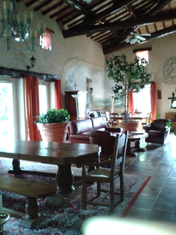 Le Chateau Des Estubiers Bed and Breakfast Sérignan-du-Comtat Eksteriør billede