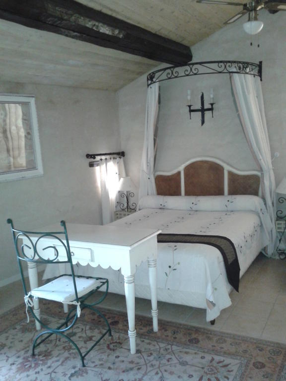 Le Chateau Des Estubiers Bed and Breakfast Sérignan-du-Comtat Værelse billede