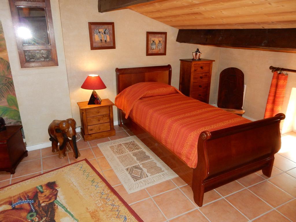 Le Chateau Des Estubiers Bed and Breakfast Sérignan-du-Comtat Eksteriør billede